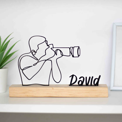 Escultura troféu de fotógrafo com base de madeira, ideal para amantes da fotografia, presente criativo e decoração de estúdio