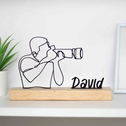 Escultura troféu de fotógrafo com base de madeira, ideal para amantes da fotografia, presente criativo e decoração de estúdio