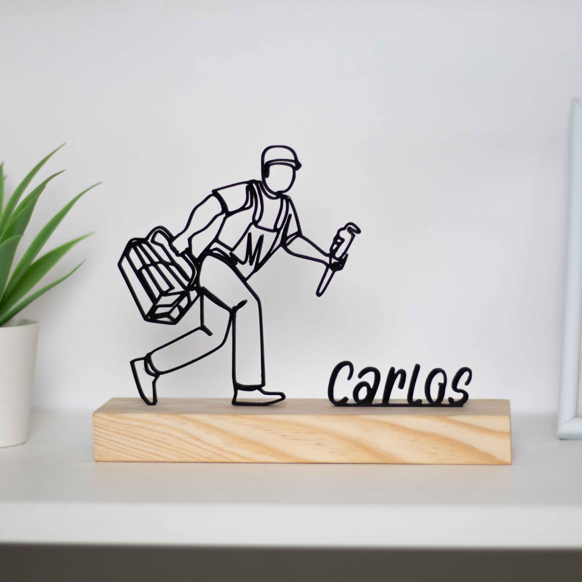 Escultura troféu de mecânico com base de madeira, representando um profissional com ferramentas. Perfeito como homenagem, prémio personalizado ou decoração para oficinas e garagens. Personalizável com um nome à escolha