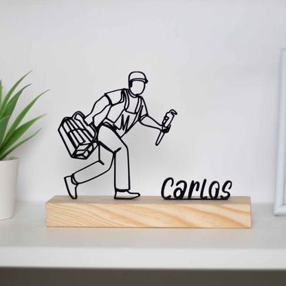 Escultura troféu de mecânico com base de madeira, representando um profissional com ferramentas. Perfeito como homenagem, prémio personalizado ou decoração para oficinas e garagens. Personalizável com um nome à escolha