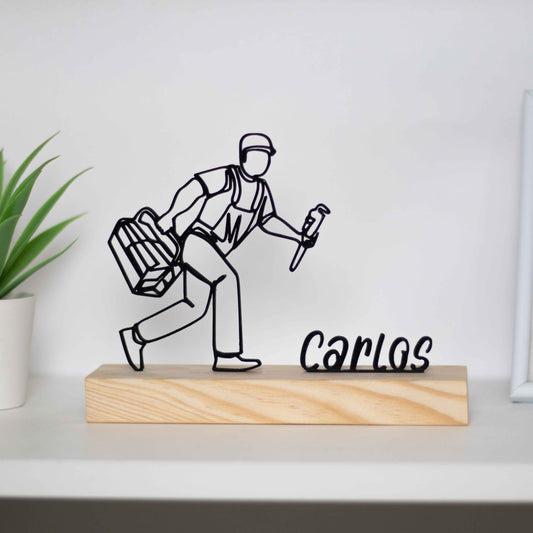 Escultura troféu de mecânico com base de madeira, representando um profissional com ferramentas. Perfeito como homenagem, prémio personalizado ou decoração para oficinas e garagens. Personalizável com um nome à escolha