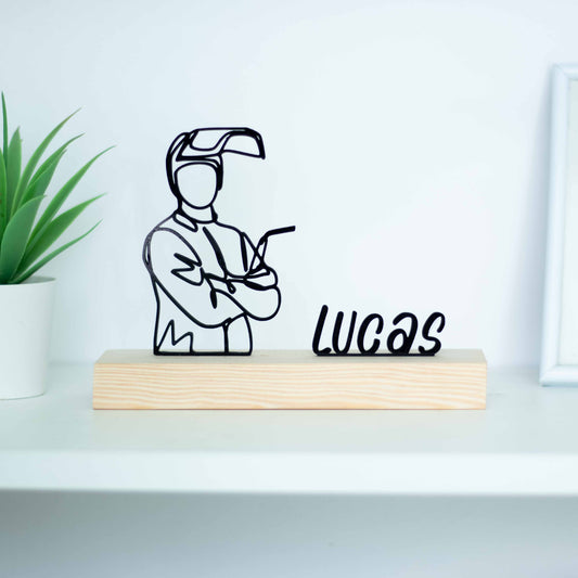 Escultura personalizada de serralheiro em base de madeira, homenagem para profissionais da metalurgia