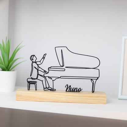 Escultura troféu de pianista impressa em 3D com base de madeira, figura elegante de músico ao piano. Presente personalizado ou prémio para pianistas, amantes da música e entusiastas de decoração. Personalizável com um nome à escolha, perfeito para uma lembrança única e especial.