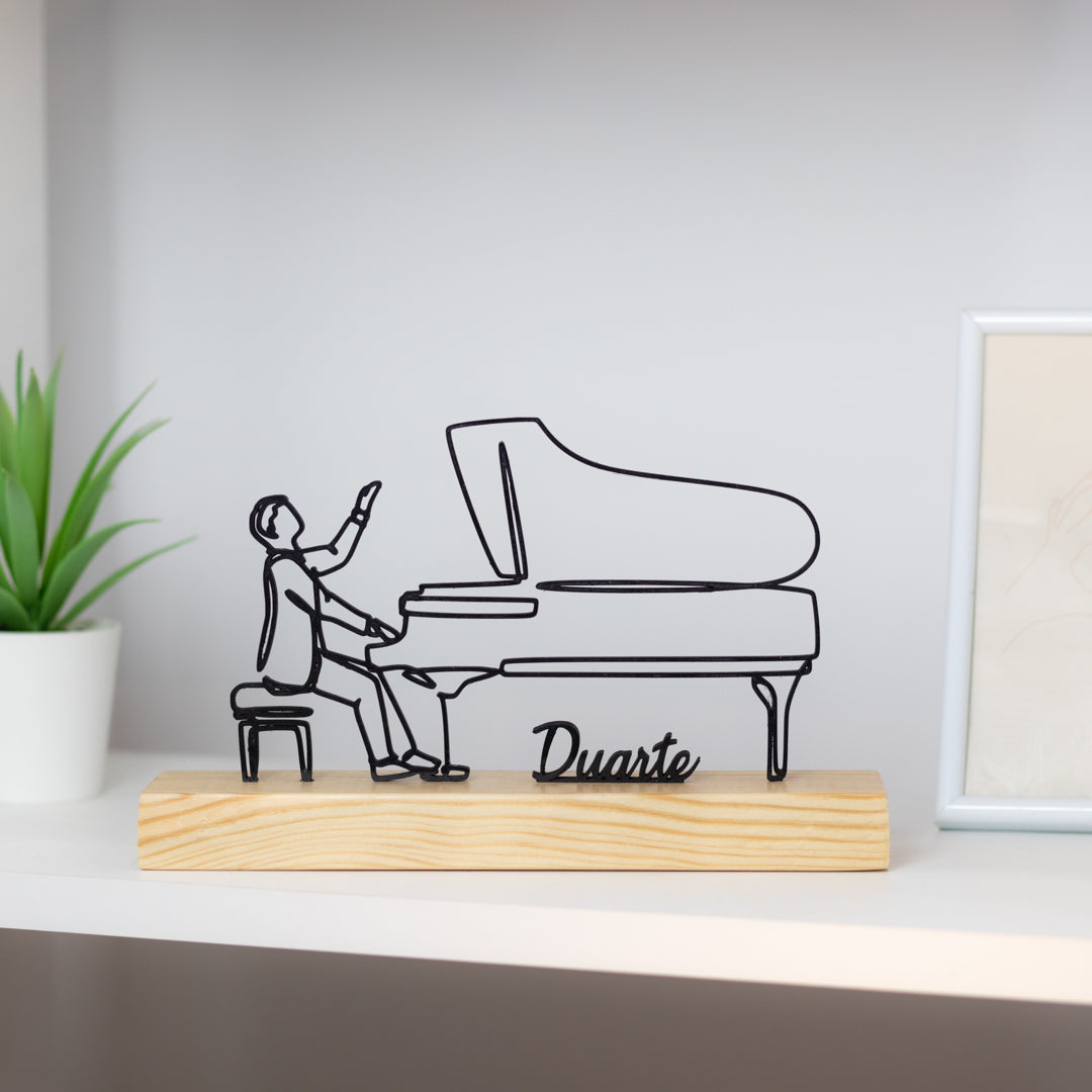 Escultura troféu de pianista impressa em 3D com base de madeira, figura elegante de músico ao piano. Presente personalizado ou prémio para pianistas, amantes da música e entusiastas de decoração. Personalizável com um nome à escolha, perfeito para uma lembrança única e especial.