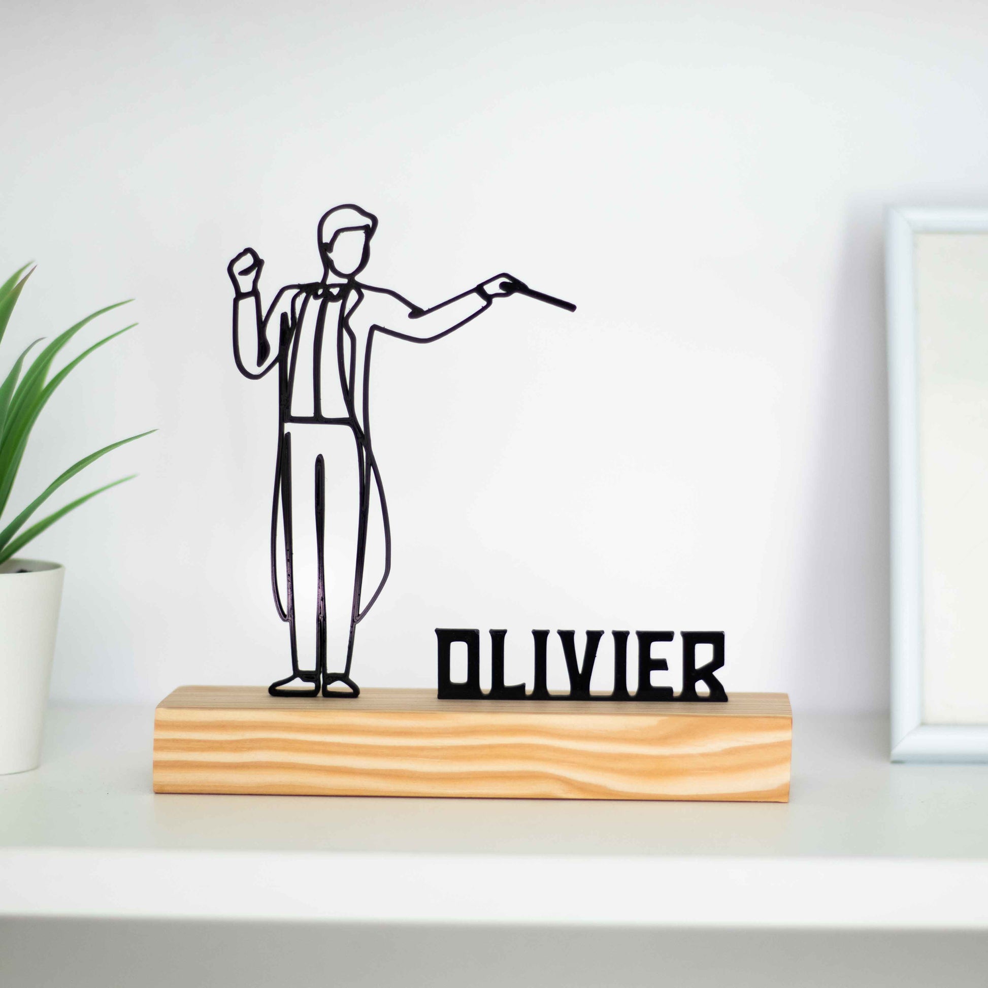 Escultura troféu de maestro de orquestra com base de madeira, figura elegante de regente orquestral. Presente personalizado ou prémio para maestros, regentes, amantes da música e decoração sofisticada. Personalizável com um nome à escolha, perfeito para uma lembrança única e especial.