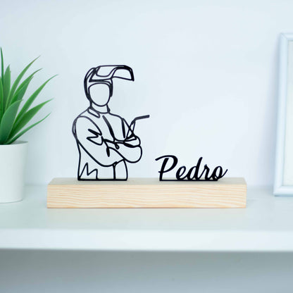 Troféu de serralheiro com base de madeira, presente ideal para ferreiros e metalúrgicos.