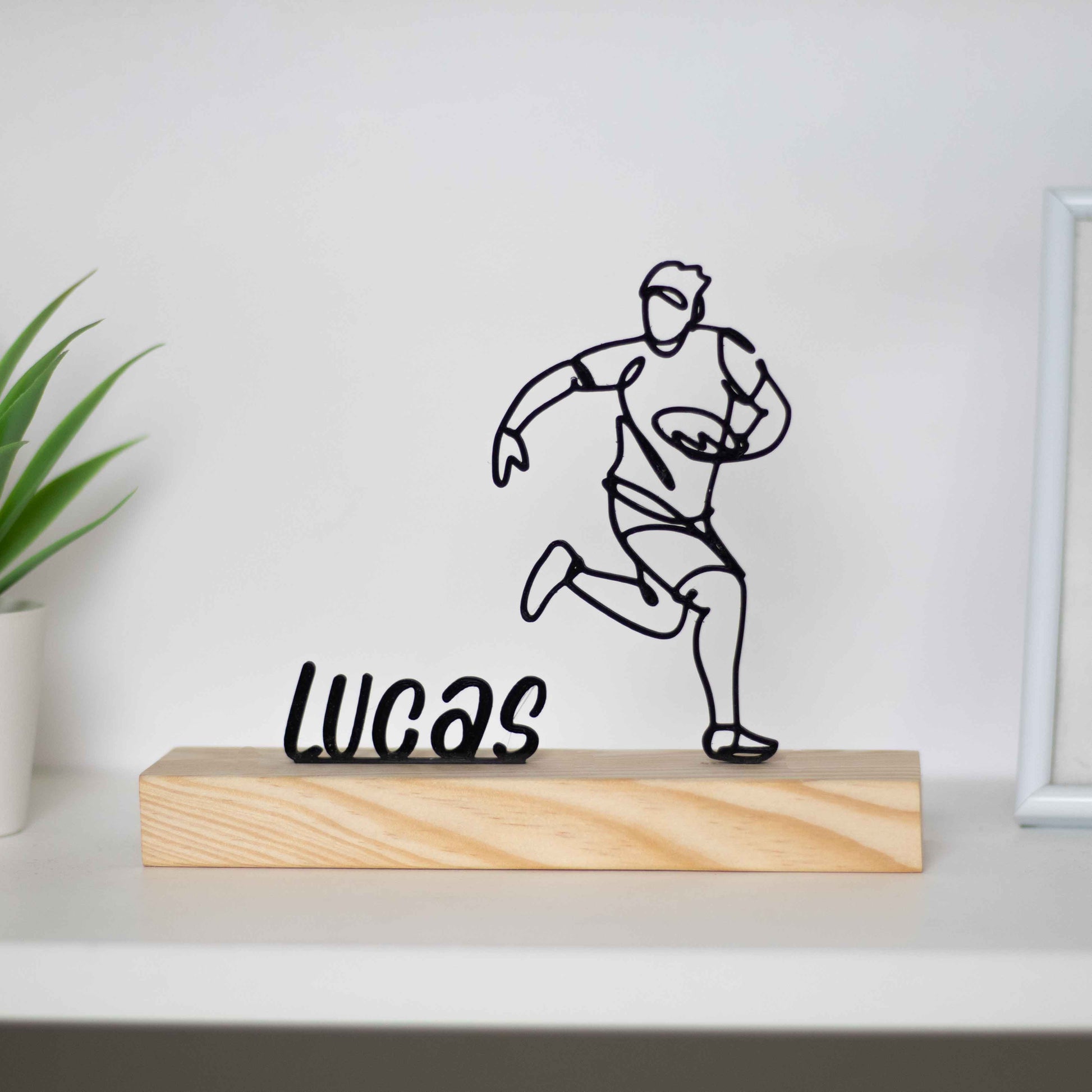 Estátua esportiva de um jogador de futebol americano, capturando movimento e força. Excelente como prémio de torneios, presente para jogadores ou torcedores apaixonados
