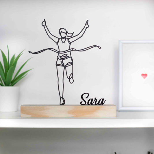 Figura feminina a correr, peça elegante para decoração ou troféu.