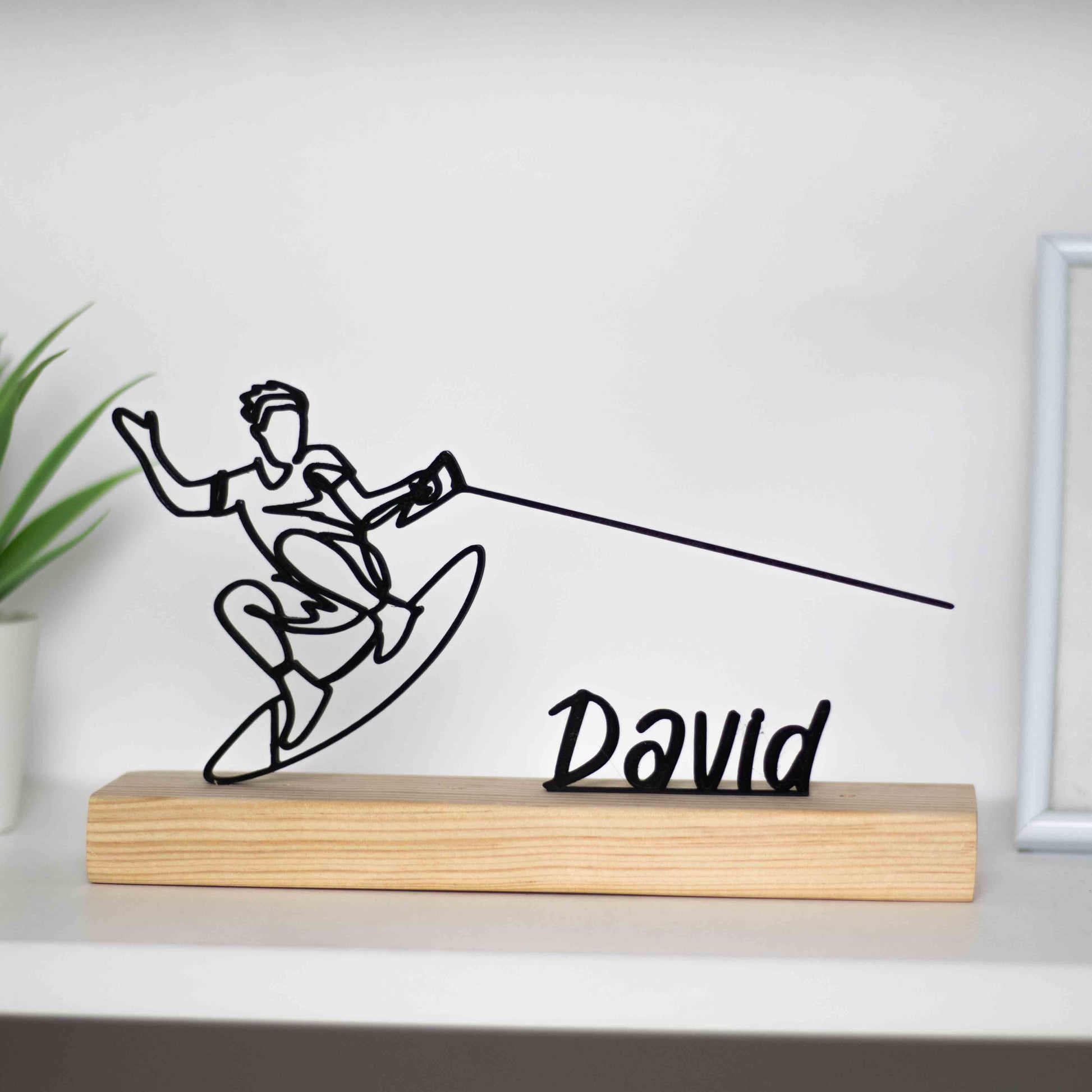 Escultura troféu de wakeboard com base de madeira, representando um atleta em ação. Presente personalizado ou prémio para praticantes de wakeboard, entusiastas de esportes aquáticos e decoração esportiva. Personalizável com um nome à escolha.