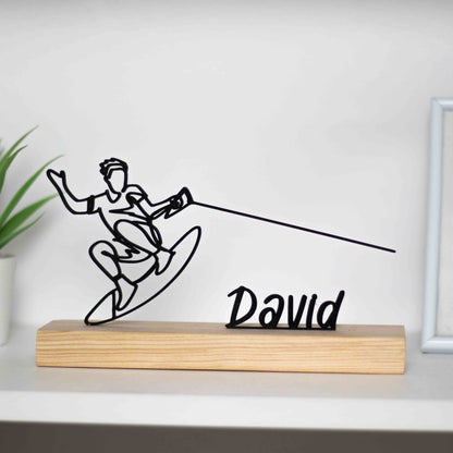 Escultura troféu de wakeboard com base de madeira, representando um atleta em ação. Presente personalizado ou prémio para praticantes de wakeboard, entusiastas de esportes aquáticos e decoração esportiva. Personalizável com um nome à escolha.