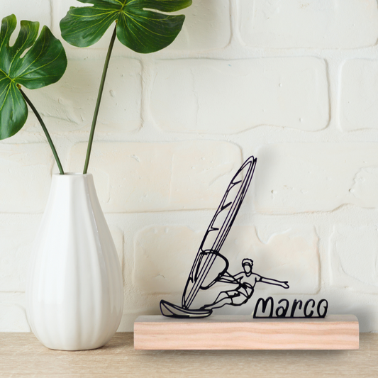 Escultura de windsurf com base de madeira, presente personalizado para fãs de desportos aquáticos.
